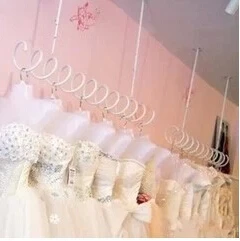 

Spring condole hang clothing display shelf on the wall side is hanging clothes rack Black and white spiral hanging shelf