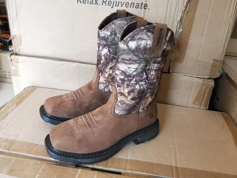 

Men outdoor professional trekking shoes male Steel Toe Cap cowhide leather working boots Camouflage Knight locomotive boots
