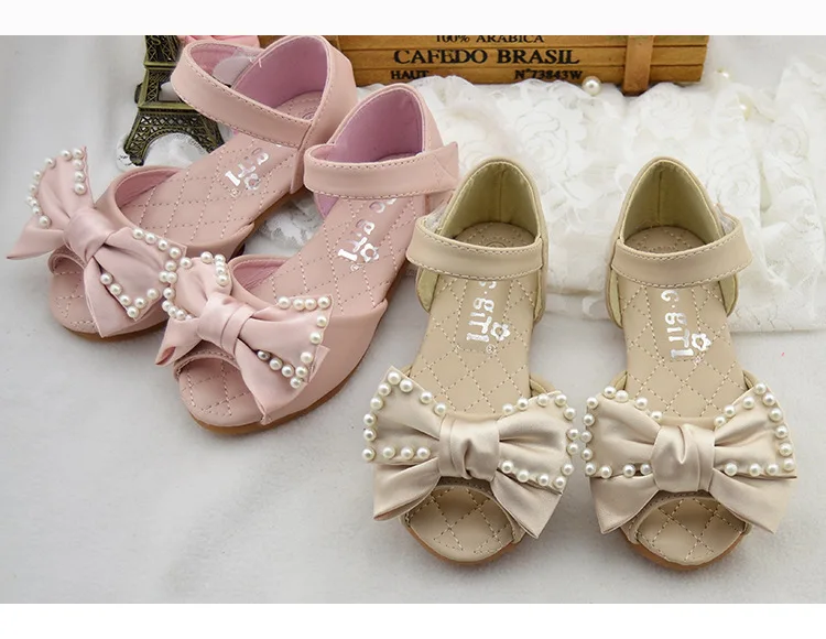 Сандалии принцессы для маленьких девочек; коллекция года; летняя дышащая модная обувь с бантом и бисером для девочек; детская обувь; мягкие сандалии нового дизайна для маленьких девочек