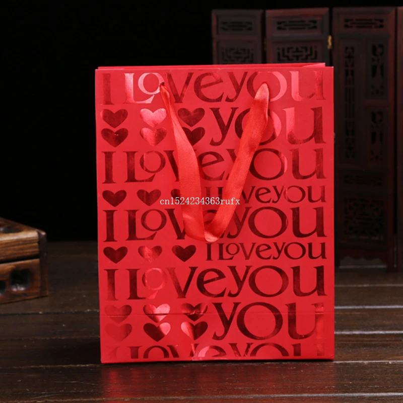 

200pcs "I Love You" Letter Red Gift Paper Bags Portable Candy Bags Love Heart Pattern Gift Bag Wedding Favors Gifts 25x9.3x20cm