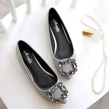 Известный дизайнер; женская обувь на плоской подошве; лакированная кожа; лоферы с острым носком; стразы; женская обувь; универсальная обувь из органической кожи на плоской подошве; женская обувь без застежки