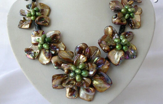

ddh002168 green baroque freshwater pearl shell flower leather necklace