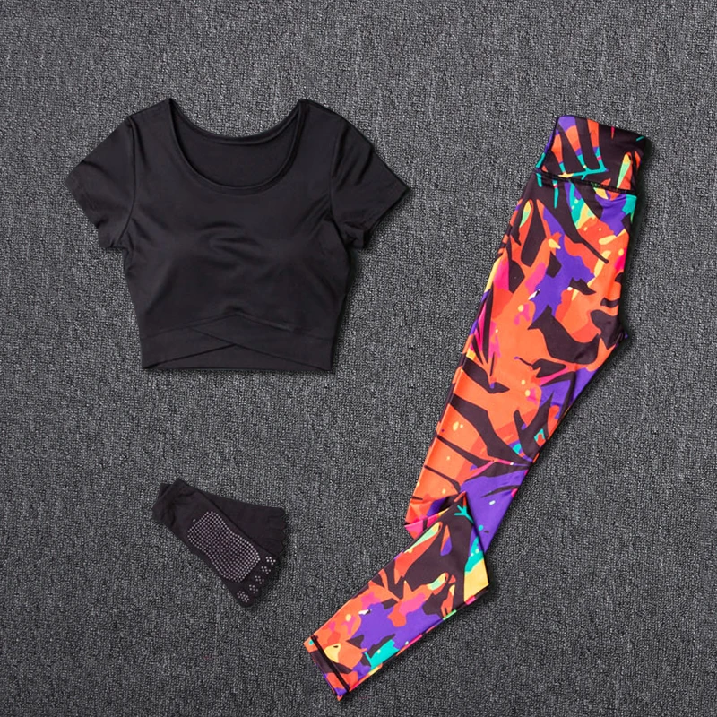 Baratos Conjunto de Yoga para mujer, traje deportivo, ropa deportiva para correr, mallas, camiseta superior + calcetines de Yoga + Pantalones de gimnasia para perder peso, ropa deportiva