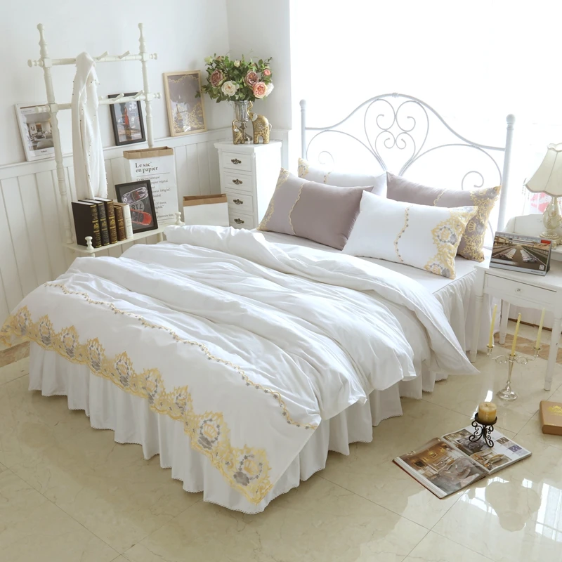 Witte Kleur Prinses Beddengoed sets Luxe 4 stuks Gold Geborduurde Dekbed Begeren Meisjes Bruiloft Bed Rok Linnen Kussenslopen Queen Koning Witte Kleur Prinses Beddengoed sets Luxe 4 stuks Gold Geborduurde Dekbed Begeren Meisjes Bruiloft Bed Rok Linnen Kussenslopen Queen Koning