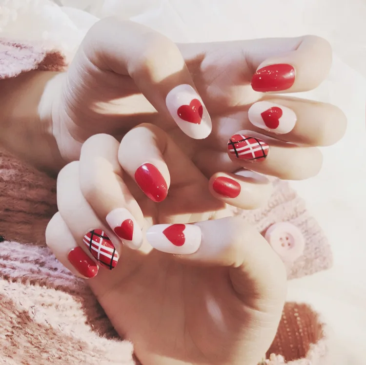 маникюр на день влюбленных. красный френч на ногтях. маникюр сердечки на ногтях. парный маникюр. красные свадебные ногти.