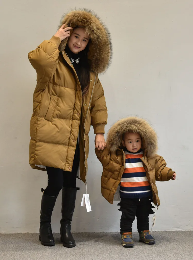 Зимние платья для мамы и дочки; одинаковые пуховые пальто для всей семьи с натуральным мехом; одежда для мамы и сына; одежда для мамы и дочки