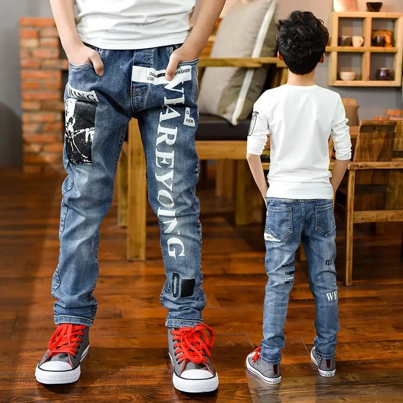 Boys pants. Модные джинсы для мальчиков. Модные джинсы для подростков мальчиков. Подростки в джинсах. Яркие джинсы для мальчика.