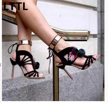 Hohe Qualität Aushöhlen Lace-up Metall Dekorative Pompoms Quaste Sandalen 2016 Neue Mode Seltsame Art-absatz-schuhe