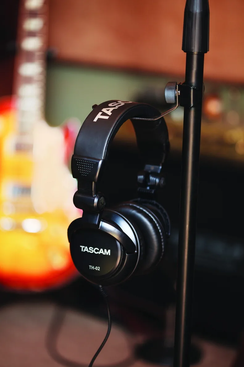 Tascam TH-02 закрытые задние студийные наушники черные с мягким оголовьем и амбушюрами студийные наушники с монитором для записи