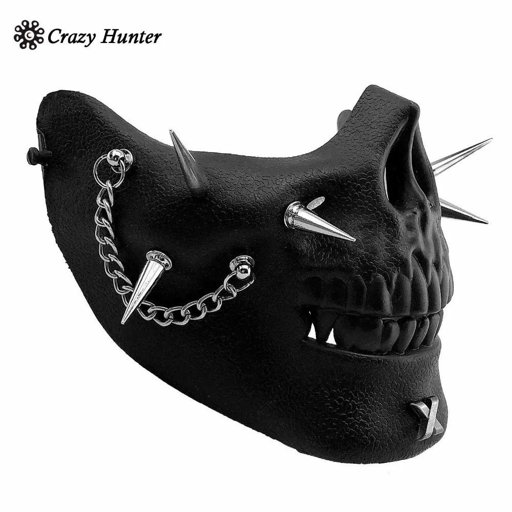 байкер в маске. кожаная маска для мотоциклиста. кожаная маска для мотоциклиста. маска с шипами. байкер в маске.