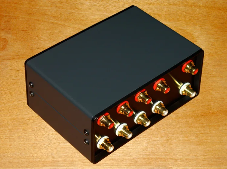 NEW Mini Stereo 4-IN-1-OUT RCA Signal Input Audio Splitter/Switcher Volume Controle | Электроника