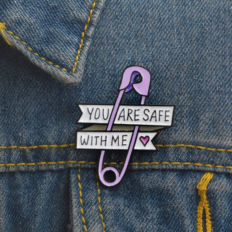 Женская/Мужская эмалированная брошь You are safe with me фиолетовая скрепка для одежды