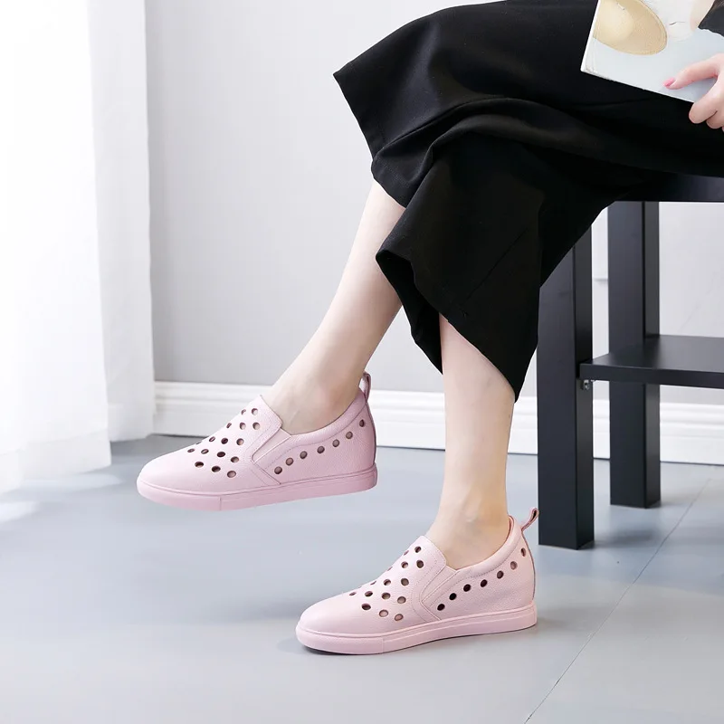 

2018 autumn new fashion simple hollow breathable comfortable flat shoes women thick soles solid color leather casual shoes.