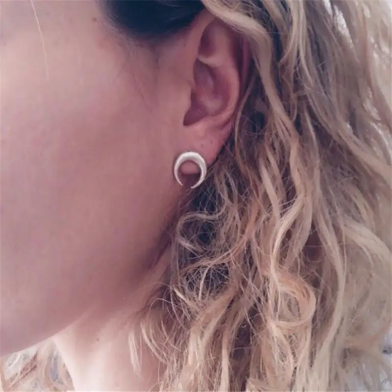 

vintage elegant fashion Mini Small arc moon earrings woman simple crescent stud earrings Indian jewelry Minimalist Pendientes