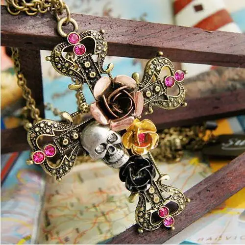 

2019 New Fashion Design Unique Magnificent Gothic Imitation Crystal Skulls Cross Pendant Necklace Restoring Ancient Ways