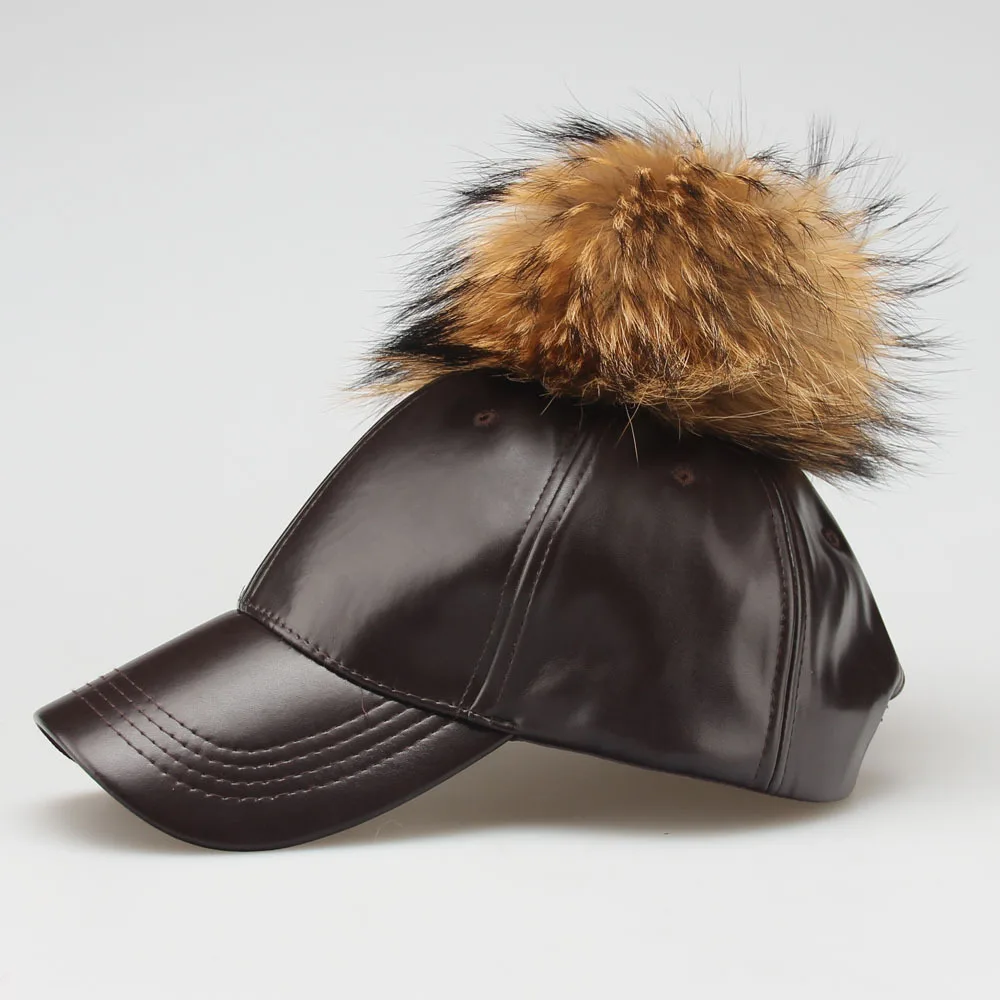 Preise 2017 Winter Neue Echtpelz Pom Pom für frauen herbst Candy Farbe Pu leder Baseballkappe mit Große Waschbären Pelz Pom Poms Cap mädchens