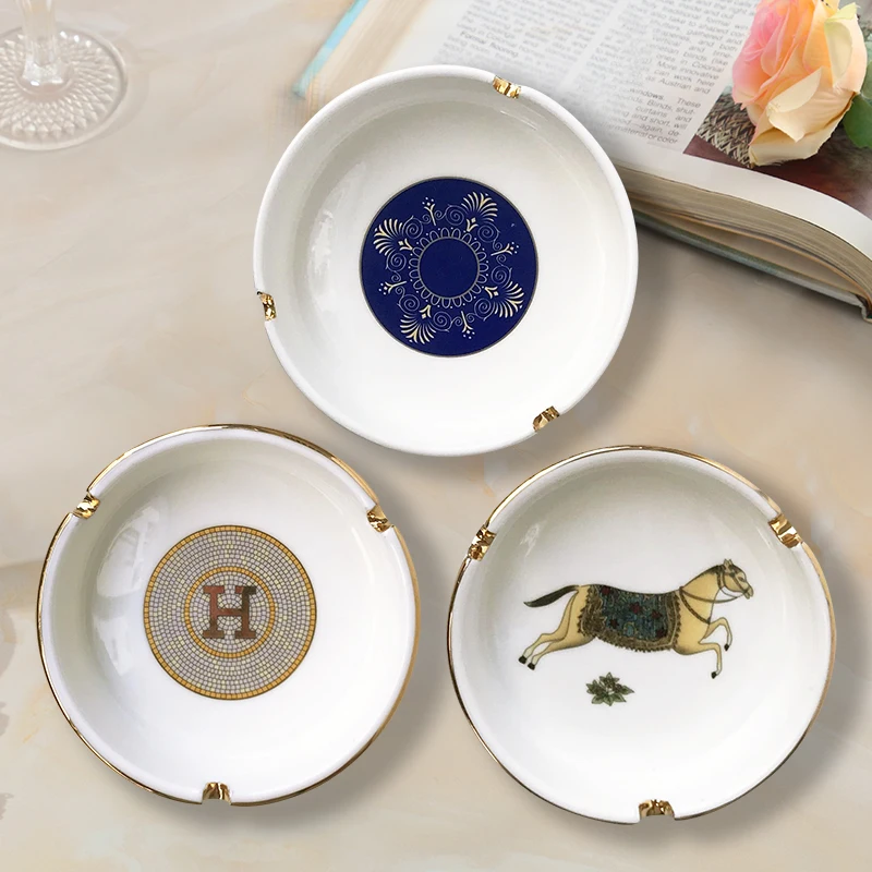 

God horses design Porcelain ashtray bone china gold round shape pocket car ashtray ornament Figurines Miniatures