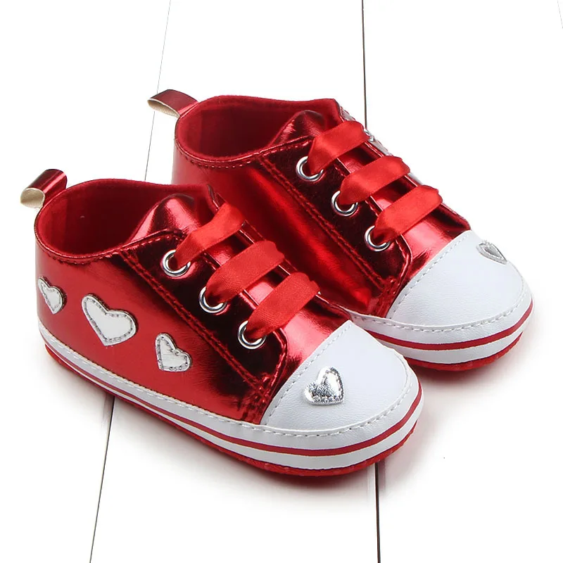 Обувь для малышей с принтом в виде сердечек; обувь для малышей из искусственной кожи; золотистые мокасины для малышей с мягкой подошвой и шнуровкой; мокасины для новорожденных