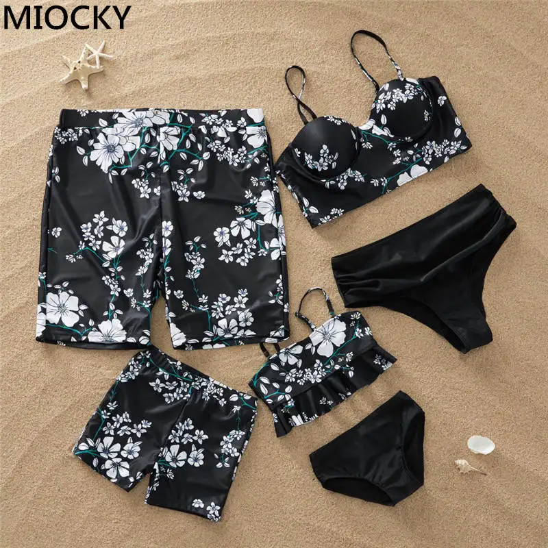 

Family matching swimwear 2019 Floral Print Bikini Set Swimsuit For Mom and Daughter Men Boys Swimwear Shorts D076