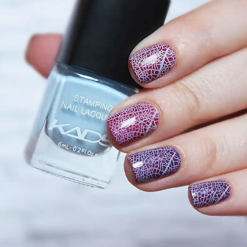 Красные ногти с белым стемпингом. Маникюр со стемпингом. Маникюр стемпингом лак. Голубой маникюр со стемпингом. Штамп для ногтей.