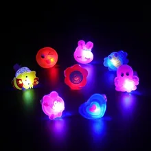 1 шт. светящиеся кольца новые детские игрушки флэш-подарки Светодиодный лампочки с изображением героев мультфильмов светящиеся игрушки для детей, играющих ночью или косплей Вечерние
