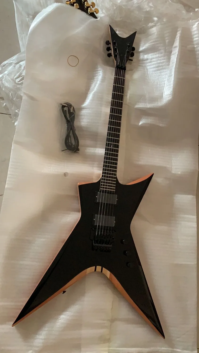 

Free Shipping New Arrival Flying V Electric Guitar Made Of Through Neck In Black 181217