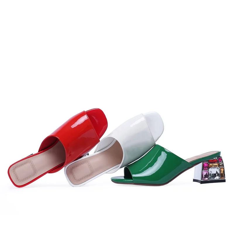 EGONERY/женские шлепанцы из натуральной лакированной кожи красного цвета; Летние пикантные модные женские туфли на высоком каблуке с зелеными кристаллами для улицы размера плюс