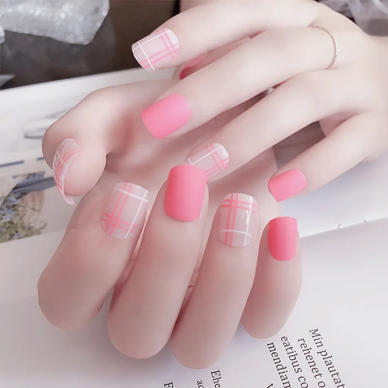 

24pcs Girls Grid Pattern Artificial Fake Nails Nude Pink Color False Nails Short Design Full Cover Nail Art Decoration With Glue