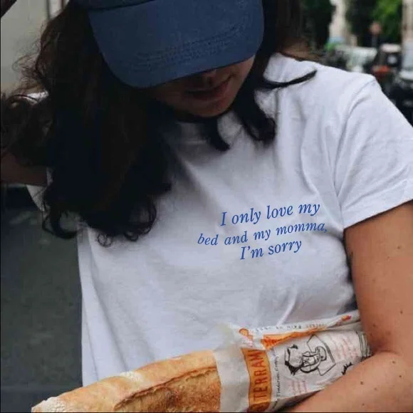 Футболка с надписью «I Only Love My Bed And My Momma I'm Sorry Drake» Футболка с надписью «I Only Love My Bed And My Momma I'm Sorry Drake»