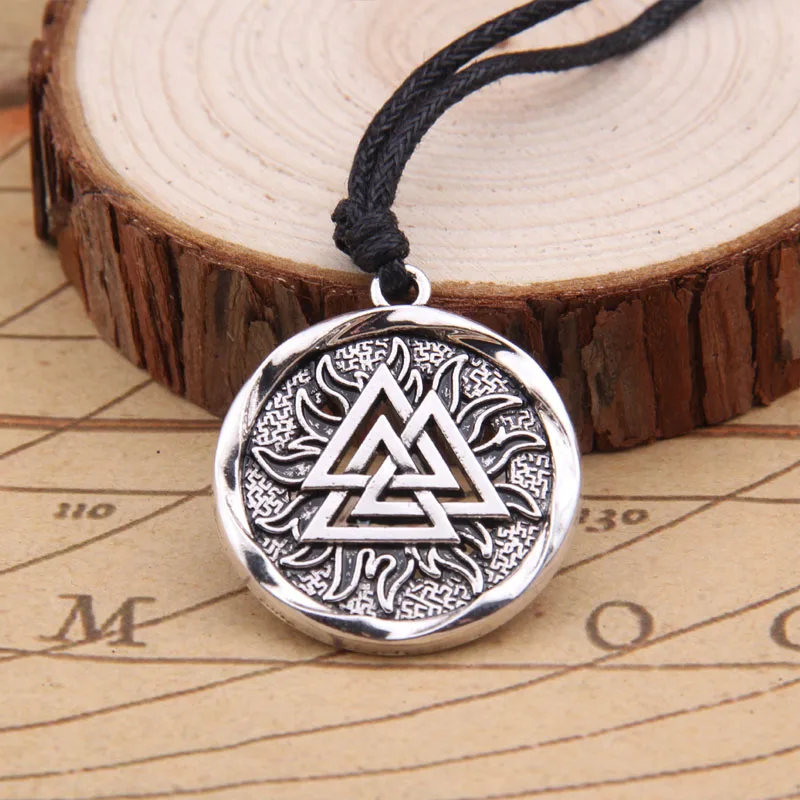 فايكنغ الآيسلندية Vegvisir خوذة الرعب في رونيك دائرة قلادة السحرية عصي البوصلة رون تميمة فحام قلادة