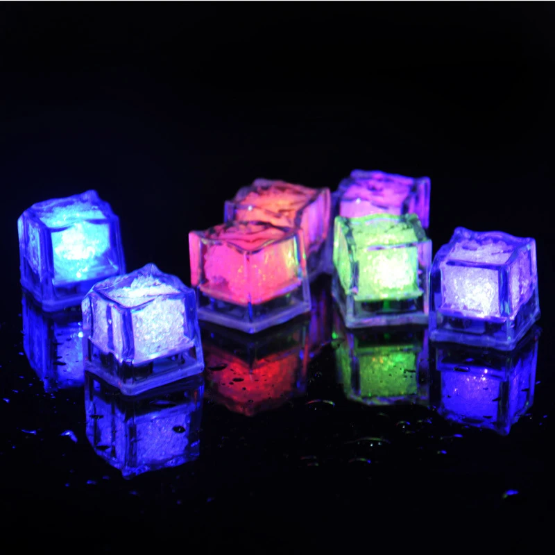 Четырехместный 12 шт DIY LED Flash Ice Cubes свет Новинка стакан для напитка датчик