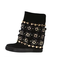 Ботинки с золотыми цепочками; 90 мм; перфорация; замшевые ботинки на танкетке; женские осенние зимние ботинки без застежки с круглым носком и металлическими украшениями