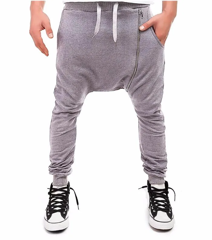 эйсос штаны найк. джоггеры мужские 2022. мужчина в спортивных штанах. модные спортивные штаны мужские. спортивные брюки с кедами.