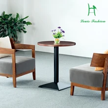 Простой современный натурального дерева кафе находится в нескольких