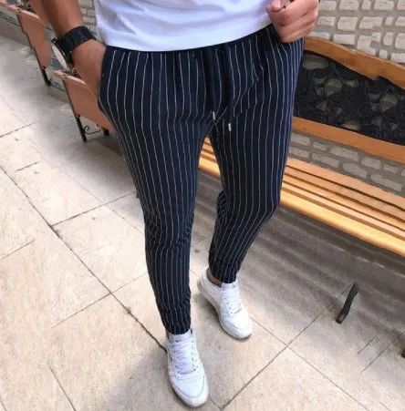 Мужские английские стильные вертикальные полосатые Беговые брюки в повседневном стиле Брюки Эластичный Талия черный и белый полосатый шаровары мужской большой размер