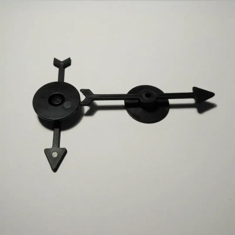 Как сделать крутящуюся стрелку для игры. Вертушка для настольных игр. Вращающаяся стрелка для настольной игры. Стрелка крутящаяся для настольной. Настольная игра со стрелкой