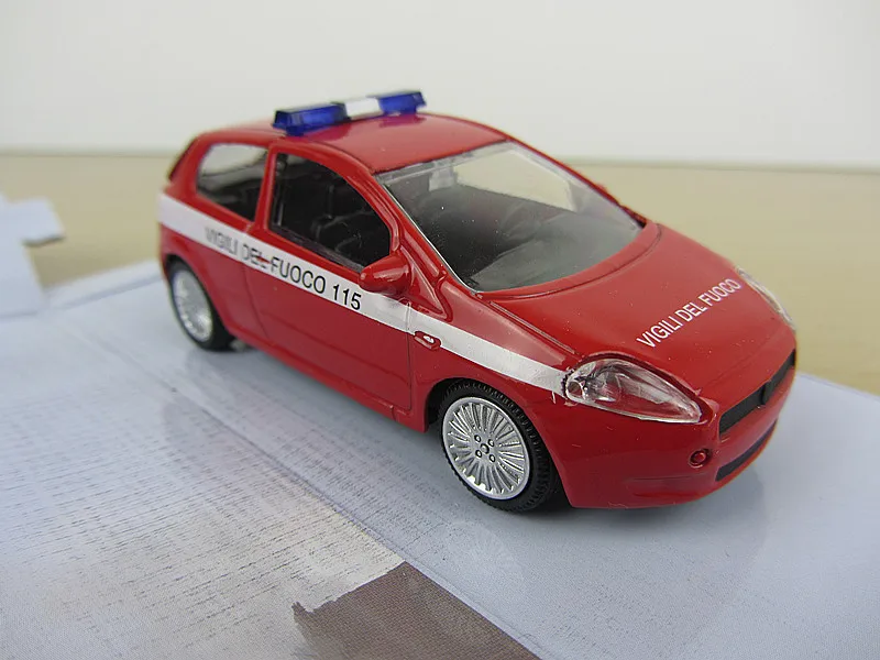 Высокое моделирование Fiat 500, Альфа модель, 1:43 сплав автомобиля игрушки, металлические ролики, Коллекция игрушечных автомобилей