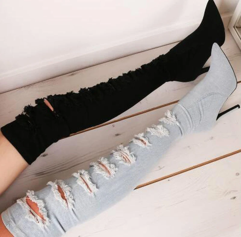 Дизайн; женские джинсовые сапоги выше колена на высоком каблуке с острым носком; узкие длинные джинсовые сапоги с вырезами; модельные туфли