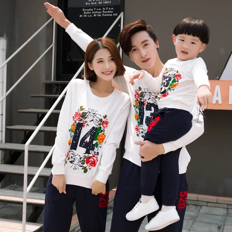 

Family Look 2018 Autumn Family Matching Outfits Mom Dad Kids Long-Sleeved Cotton White Sweatshirt +Pants Family Clothing Sets