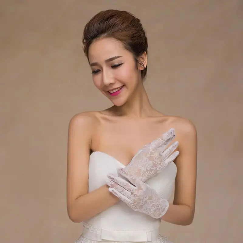 Guanti corti bianchi in pizzo floreale da donna lunghezza del polso a dita lunghe attraverso guanti da sposa in tinta unita all'uncinetto Vintage
