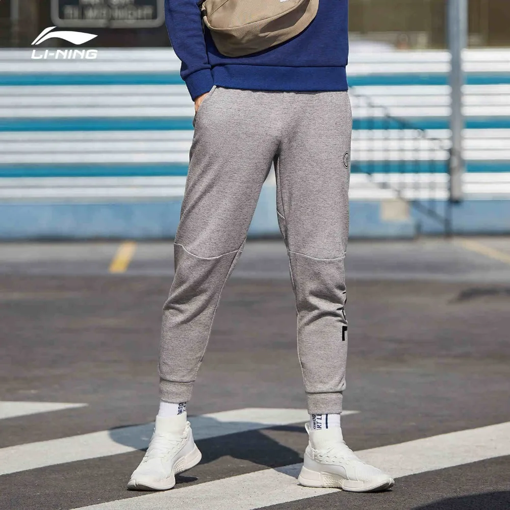 

Li-Ning Men Wade Series Sweat Pants 82%Cotton 18%Polyester Regular Fit Drawstring LiNing Sports Pants Trousers AKLP139 CJFM19