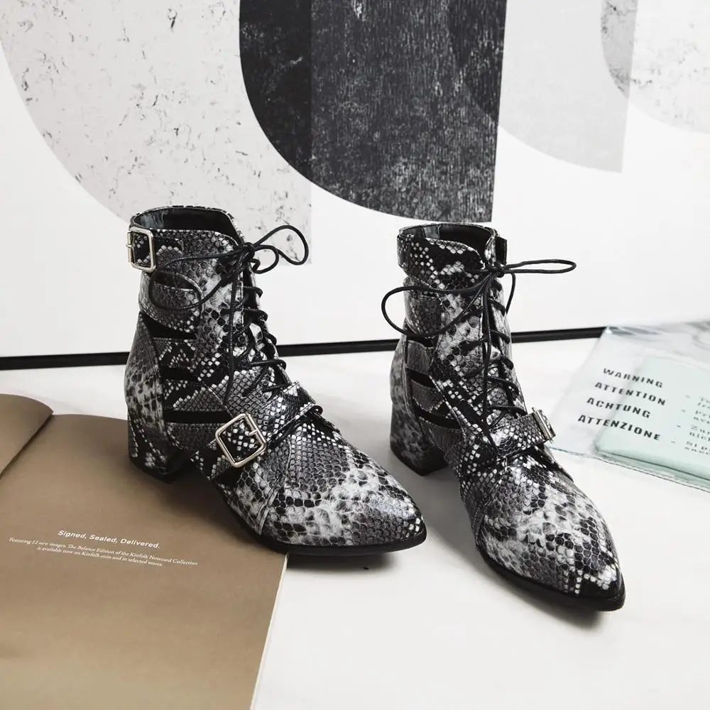 Фирменный дизайн; ботинки из Искусственной Змеиной Кожи; женские ботильоны с острым носком на высоком каблуке; женские ботинки на шнуровке с пряжкой