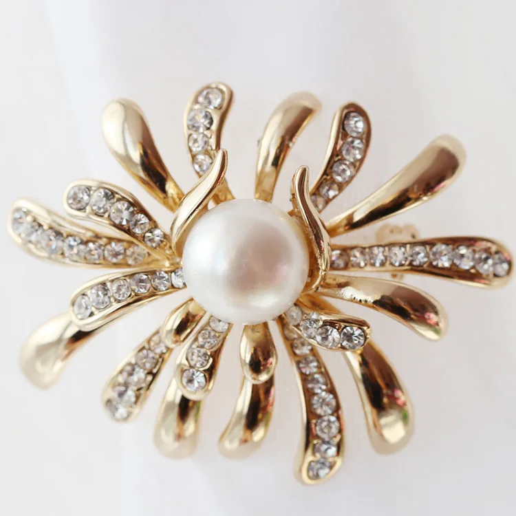 

Natural light pearl sparkling inlaid zircon, gold luxury aristocratic temperament fashion brooch