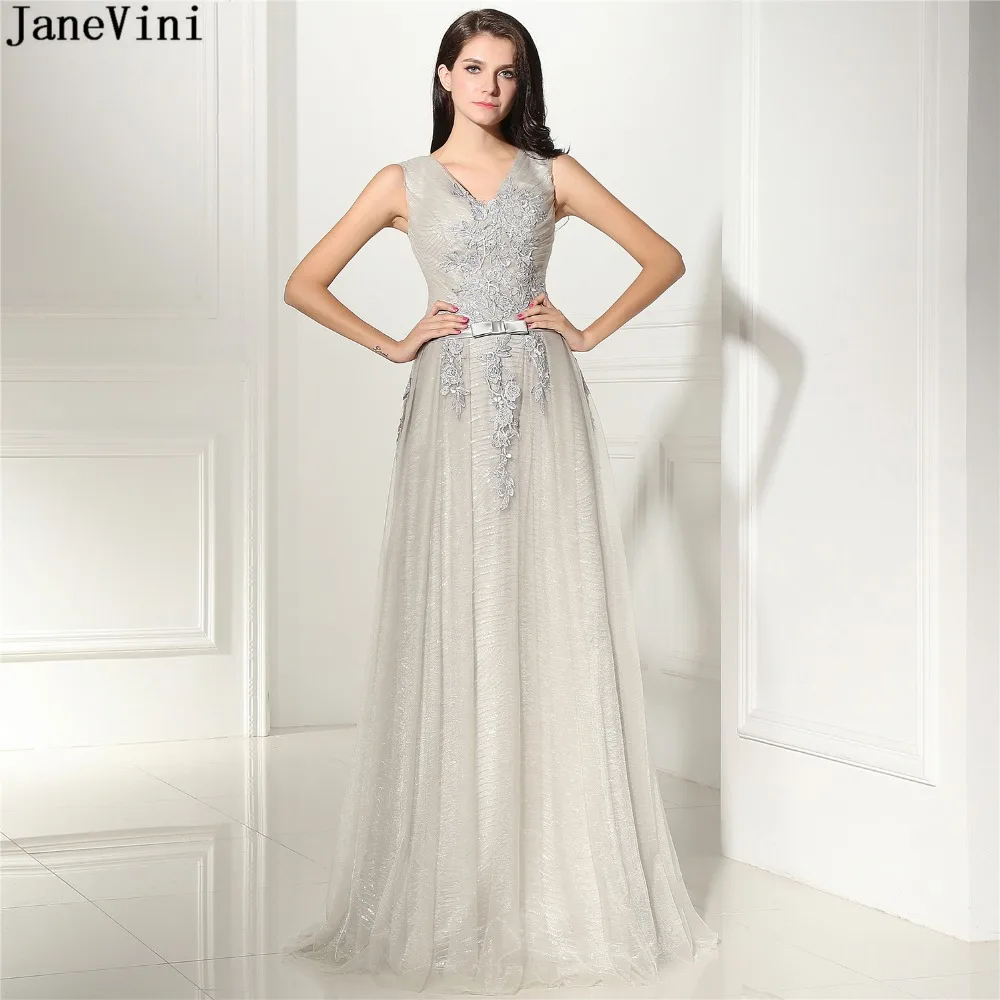 Vestidos largos de dama de honor de chiffon con escote en Y y mangas de volantes Plata
