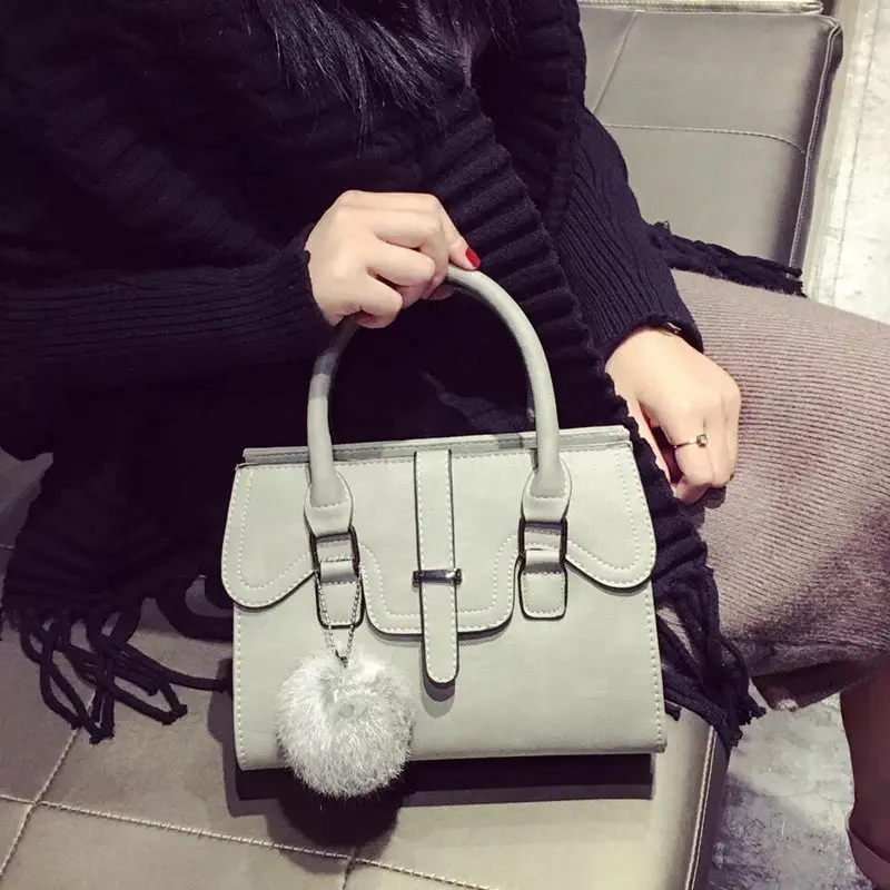 

Free shipping, 2017 new fashion handbags, trend messenger bag, simple Korean version women bag, hairball pendant flap.