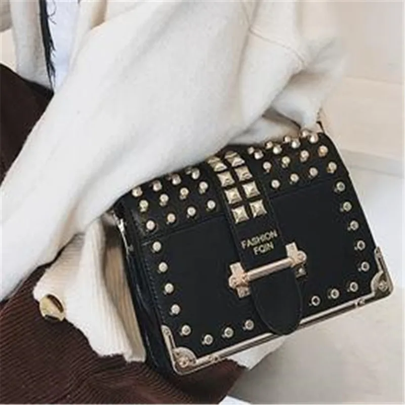 

2018 new wave Korean version of the slung shoulder strap fashion rivet small square bag.