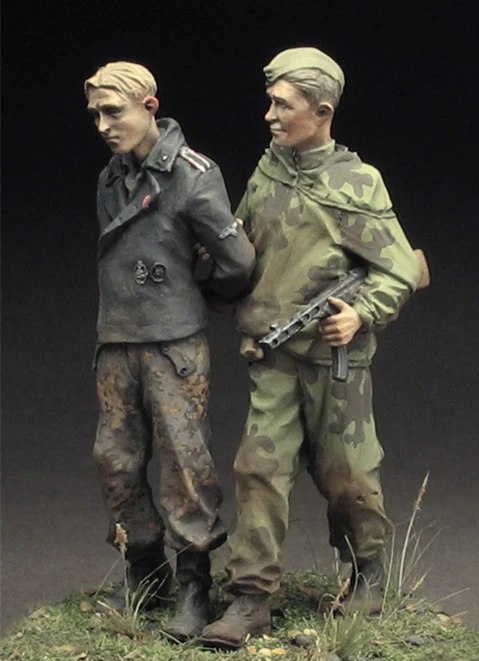 1/35 Resin Figure Model Kit Red Army scout and prisoner SS-tanker Two Figures  Unassembled unpainted Top