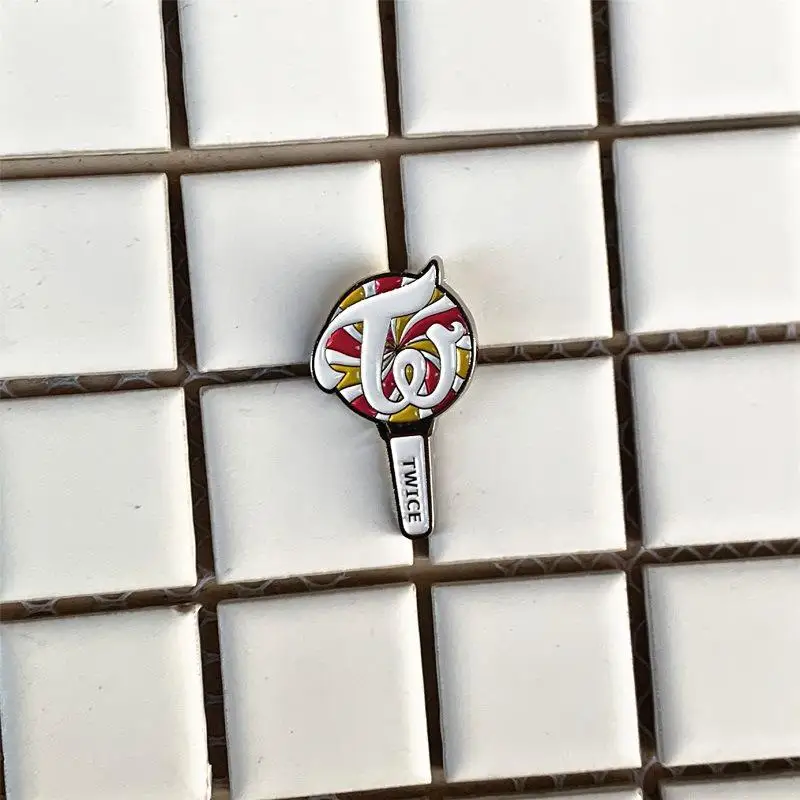 Черный Розовый Exo Jungkook Suga V Jimin Jin Rm Металл дважды хочу один значок Pin Lightstick Pin задний значок нагрудный знак брошь K-pop - Окраска металла: twice