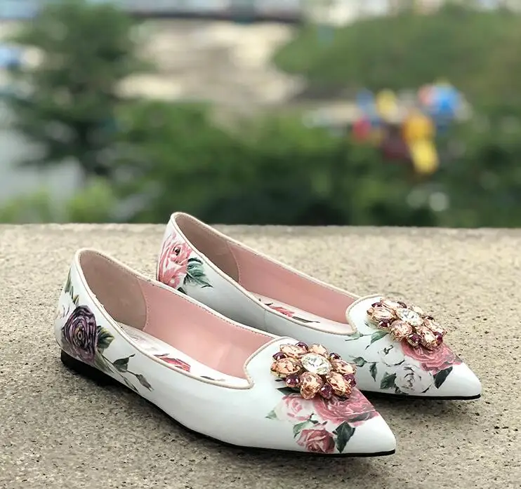 Stylesowner/Новинка года; туфли на плоской подошве с острым носком и цветочным принтом с розами; кожаные тонкие туфли со стразами; женская обувь