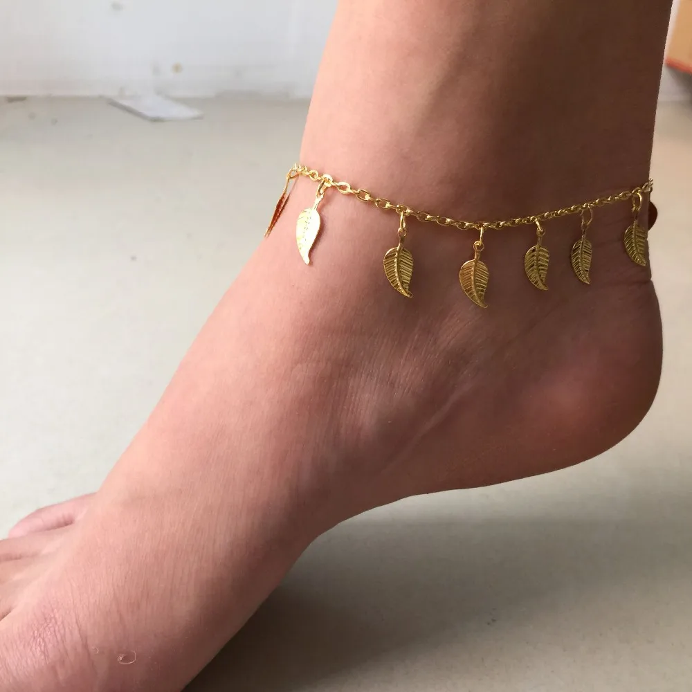 Браслет на ногу с висюльками. Анклет на ногу золото. Анклеты браслеты на ногу золото. Браслет на ногу с висюльками. Цепочка на ногу.